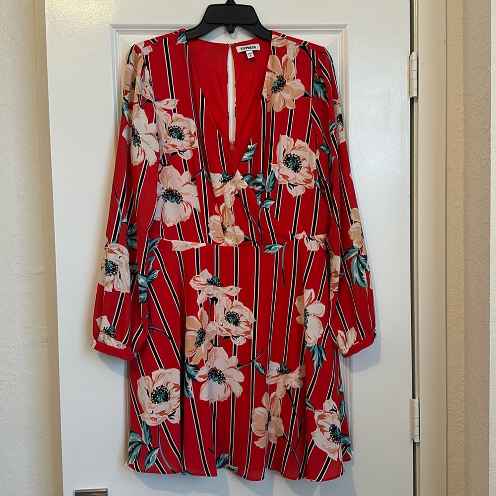 Express dress with flowers in size large (L)